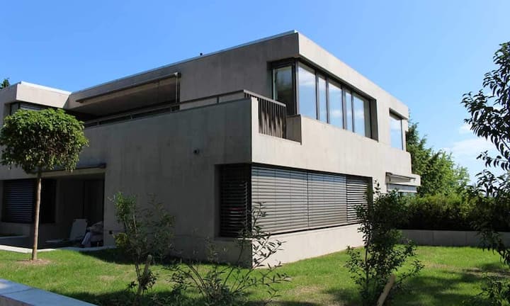 Der Neubau liegt erhöht zwischen dem Zürich- und dem Greifensee in der Gemeinde Maur. Preis: 1'980'000.-  Quelle und Bilder: Engel & Völkers