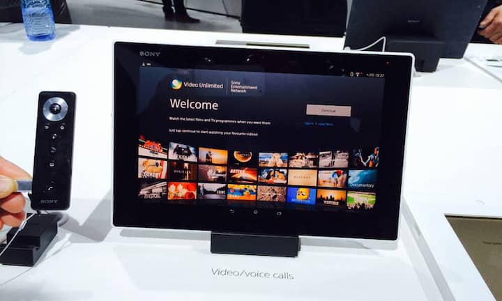 Das Xperia Z2 Tablet ist wasserdicht und mit 439 Gramm ein Leichtgewicht - 10 Prozent leichter als das iPad Air etwa. Im Vergleich zum Vorgänger Xperia Tablet ist es auch dünner (6.4mm) geworden. Man kann sogar telefonieren damit. Preis: 749 Franken.