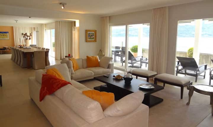 Vom gesicherten Eingangsbereich mit grosser Halle gelangt man mit dem Lift direkt zur 5,5-Zimmer-Wohnung. Der Ausbaustandard ist durchgehend hochwertig.