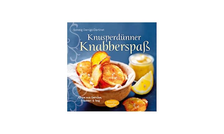 Die französische Originalausgabe heisst «Nouvelles Variations Gourmandes – Chips légumes et fruits». Nun liegt das Buch endlich auf Deutsch vor. Wer beim Stichwort Chips in erster Linie an Apéro denkt, wird seine Meinung spätestens beim Durchblättern ändern. Denn sie eignen sich zum Dippen, als Salatgarnitur, als knuspriges Pünktchen auf dem i für Haupt- und Dessertgerichte oder als Beilage zu Suppen. 
«Knusperdünner Knabberspass», Bassermann Inspiration, ca. 16 Fr.
