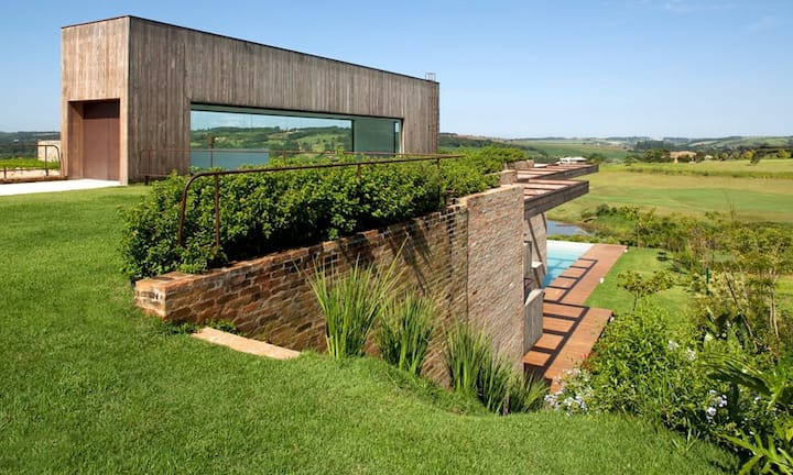 Das moderne Traumhaus «Quinta da Baroneza» steht ausserhalb von São Paulo (Brasilien). Es wurde vom Architkturbüro Arthur Casas konzipiert, liegt…