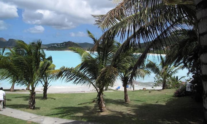 Platz 5: Antigua, KaribikGünstige Windverhältnisse sorgen für ein Seglerparadies, türkisfarbenes Wasser, offene, weite Strände, 365 an der Zahl, und damit für jeden Tag einen anderen, kaum Niederschlag. Die Landschaft ist geprägt von Palmen, Ananas- und Baumwollfeldern. Staatsbürgerschaften gibt es ab Immobilieninvestments von 400'000 Dollar. Durchschnitts-Hauspreis: 1,5 Millionen Dollar.theobine/Flickr/CC