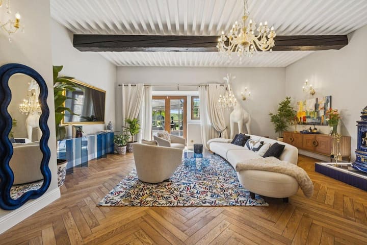 Insgesamt bietet es 18 Zimmer und 10 Badezimmer.