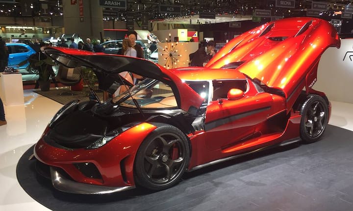 Ebenfalls 1500 PS stark ist der Koenigsegg Regera. Ein Hybridsystem beschleunigt den schwedischen Sportler in 2,8 Sekunden auf 100 km/h. Nach 20 Sekunden überschreitet der Tacho 400 Stundenkilometer. Ende 2016 wird der Regera ausgeliefert – zum Stückpreis von mehr als zwei Millionen Euro.
