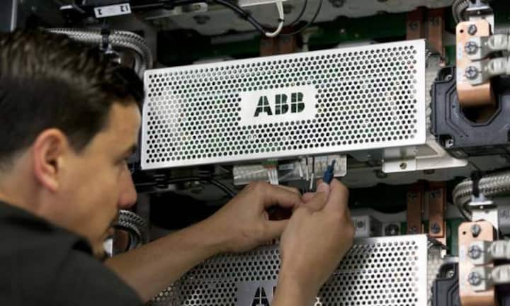 Stärker getroffen wurde die Aktie von ABB. Sie verlor seit Jahresbeginn über elf Prozent. Beobachter werten den gesunkenen Ölpreis als Problem: ABB-Kunden könnten sich deshalb mit Investitionen zurückhalten.