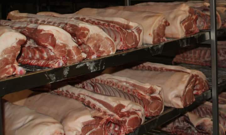 Unverpackt gelangen die Fleischstücke – einige befinden sich nach wie vor am Knochen – in den Kühlraum. Perfekt abgestimmte Temperatur und Luftfeuchtigkeit sind die Grundlagen für einen erfolgreichen Reifungsprozess.