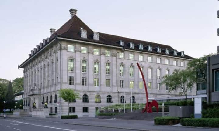 Platz 2: Swiss Re
Die Schweizerische Rückversicherungs-Gesellschaft Swiss Re ist mit Bruttoprämien von 32,2 Milliarden Franken nicht nur die zweitgrösste Versicherung der Schweiz, sondern auch der zweitgrösste Rückversicherer der Welt. Swiss Re beschäftigt 14'053 Mitarbeiter weltweit.
Swiss Re