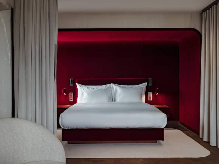 Les Trois Rois Das Architekturbüro Herzog & de Meuron hat das neobarocke Gebäude an der Basler Schifflände im Innern neu gestaltet.