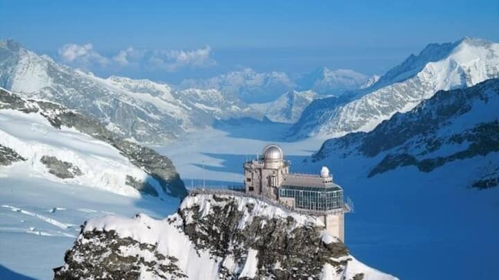 Höchste BahnstationStopp auf 3454 Metern: Im Inneren des Berges fährt die Jungfraubahn zur höchsten Bahnstation Europas. Auf dem Weg hoch zum Jungfraujoch gibt es zwei Halte.