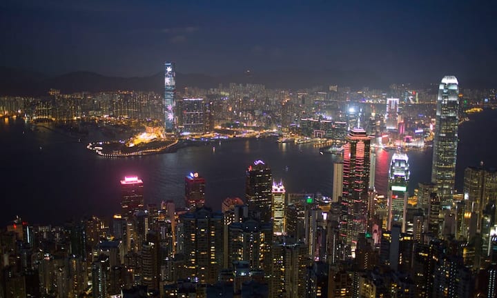 Den stärksten Zuwachs an Milliardären gab es in der Region Asien-Pazifik, wo es binnen eines Jahres viermal mehr neue Superreiche gab als etwa in ganz Amerika. Europa zählt mit 806 Milliardären aber die meisten. Das sind fast ein Drittel aller Superreichen. Das Gesamtvermögen dieser Gruppe sank im Vergleich zum Vorjahr 2014 allerdings um 1,9 Prozent auf 2,3 Billionen Dollar. 
628 Milliardäre hat Nordamerika, die mit 2,6 Billionen Dollar den grössten Anteil am Kuchen besitzen.