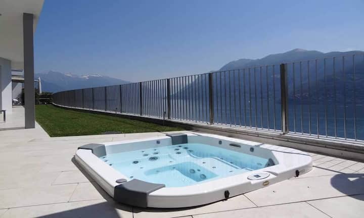 Zur Villa gehört ein grosser, privater Wellnessbereich mit Dampfsauna, Fitness, Ruheraum, Whirlpool und weiteren Annehmlichkeiten.