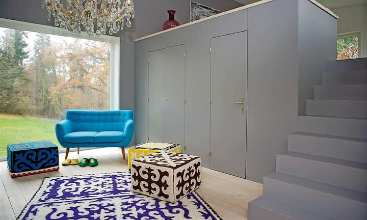 Ornamental: Mit seinem Label Feelfelt – einem fairen, ökologischen Teppichprojekt – macht sich der Berner Künstler und Filzteppichhändler Filip Haag seit Jahren stark für die traditionelle Technik der Shyrdak-Herstellung in Kirgistan. Nun hat er für die Kunstwerke aus Filz einen Sieg errungen: Die Unesco hat die Shyrdaks als immaterielles Weltkulturerbe in ihre repräsentative Liste aufgenommen.