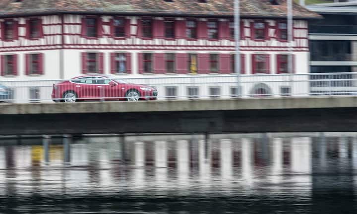 Der Tesla ist ein Auto zum Cruisen. Bei schnellem Fahren verringert sich die Reichweite massiv. Stromladestellen gibt es für den Wagen nicht viele. Eine 32 Amper Einrichtung für zu Hause kostet 400 Franken Auf- und Abbaugebühr. (Bilder: www.patrickstoll.ch)