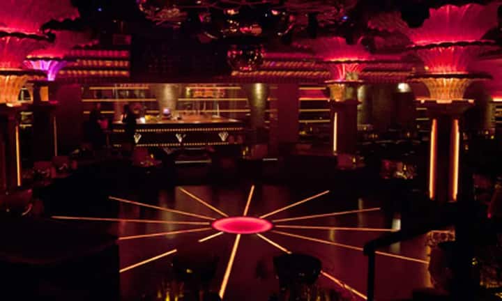 Prunk, Protz und Party: So in etwa lässt sich das Les Caves du Roy in Saint-Tropez beschreiben. Von Mick Jagger über Naomi Campbell bis Paris Hilton – sie alle tanzten schon auf den Tischen des Les Caves du Roy. Das Interieur des Clubs ist pompös und prunkvoll: Schwere Ledermöbel, barocke Säulen, verziert mit Kupfer und Glas und samtene Sitzecken. Die Preise sind stattlich, die Tür gilt als eine der strengsten an der Côte d'Azur.Groupe Floirat