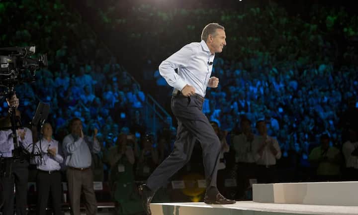 Starbucks-Chef Howard Schultz wuchs in einfachen Verhältnissen auf. Der Sohn eines Truckfahrers war der erste der Familie, der ein College besuchte. Später nahm Schultz einen Job in einem Kaffeehaus namens «Starbucks» an. Die Starbucks-Gründer hatten aber keine Lust, Schultz' Expansionsplänen zu folgen. Schliesslich gründete Schultz seinen eigenen Laden und kaufte wenig später Starbucks auf. Heute macht der Konzern 15 Milliarden Dollar Umsatz jährlich. Sein Vermögen: 2,1 Milliarden Dollar.