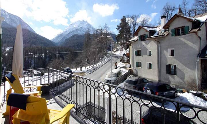 Zwei Balkone, mit Aussicht auf die Engadiner Bergwelt, sind vom Obergeschoss her zugänglich.