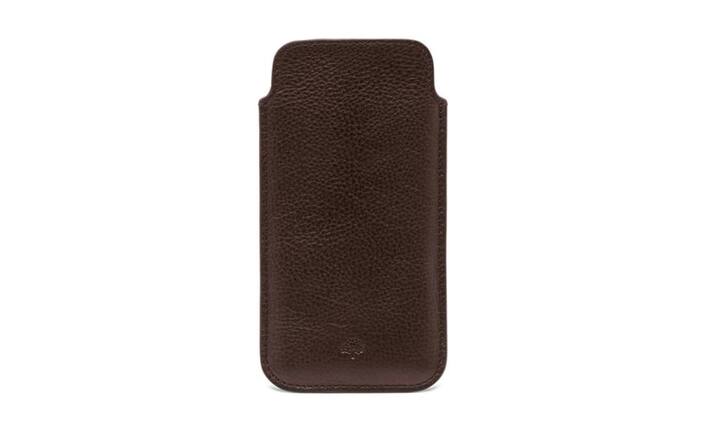 Zeitlos: Mulberry Diese Hülle aus griffigem Leder von Mulberry ist eine Investition in ein zeitloses Design, das über mehrere Saisons einen guten und stilsicheren Eindruck macht. Auch in schwarz erhältlich. Preis 102 Franken