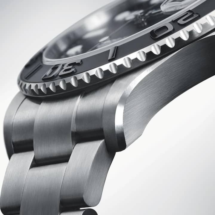 Auch die Oyster Perpetual Yacht-Master 42 ist in einer Version aus Titan erhältlich, das bei Rolex RLX heisst.