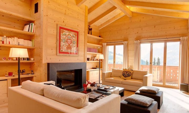 Die 4,5 Zimmer-Attika-Wohnung (Baujahr 2010) verteilt sich auf 140 Quadratmetern, das 2,5-Zimmer-Studio auf 90 Quadratmetern.