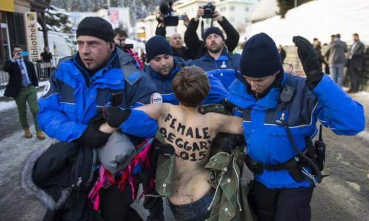 Vereinzelt machen Demonstranten auf ihre Anliegen aufmerksam.