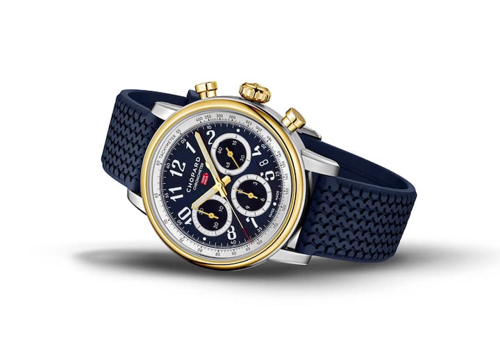 blaues Kautschuk-Armband mit Reifenmuster