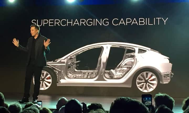 Das ganze Auto ist extrem glatt gestaltet. Zwar gibt es zwei tragende Fahrzeugsäulen, aber das Dach besteht im wesentlichen aus einer durchgehenden Glasfläche.