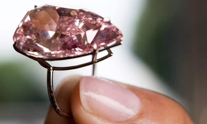 Luxus: 30,8 Millionen Franken wurden an der Sotheby's-Auktion in Genf für den daumennagelgrossen und 15,38 Karat schweren «Unique Pink»-Diamanten gezahlt. Der höchste Preis, den ein Diamant je erzielt hat.