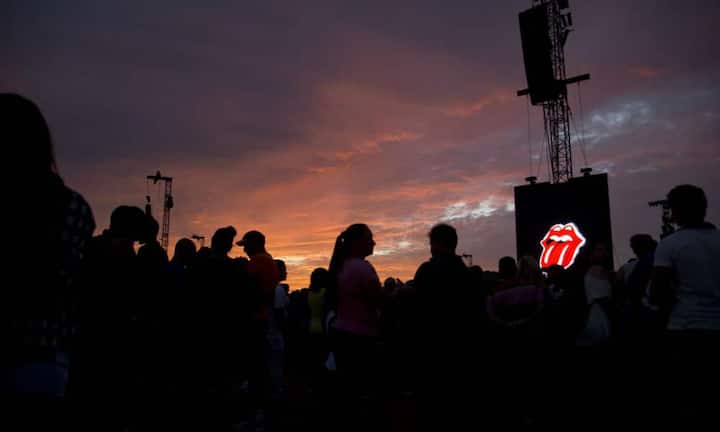 Wer keinen Platz ergattern konnte, hörte von draussen zu: Die Musik war rund einen Kilometer weit zu hören.