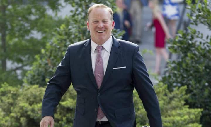 Der glücklose Pressesprecher Sean Spicer war am 21. Juli zurückgetreten. Er gab seinen Posten auf, nachdem Donald Trump Scaramucci ernannt hatte. Dieser wäre als Kommunikationschef Spicers Vorgesetzter gewesen. Zusammen mit Stabschef Reince Priebus hat sich Spicer laut Medienberichten der Einsetzung Scaramuccis widersetzt.