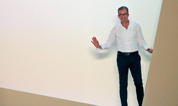 Albert KriemlerKreativchef AkrisKriemler ist vom renommierten New Yorker Fashion Institute of Technology mit dem Couture Council Award for Artistry of Fashion ausgezeichnet worden. In der Laudatio wurde er unter anderem gelobt für «seinen luxuriösen Minimalismus». Seine internationale Fangemeinde umfasst resolut selbstbewusste Frauen - von Michelle Obama bis Wirtschaftskapitäninnen wie Yahoo-Chefin Marissa Mayer.