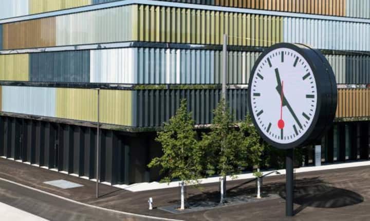 Teures Accessoire: Die von der Firma John Lay Solutions in Littau LU hergestellte «grösste digitale SBB-Bahnhofsuhr der Welt» (Eigenwerbung) kostet die subventionierte Bahn einen Betrag «in der Grössenordnung von 700‘000 Franken». John Lay Solutions