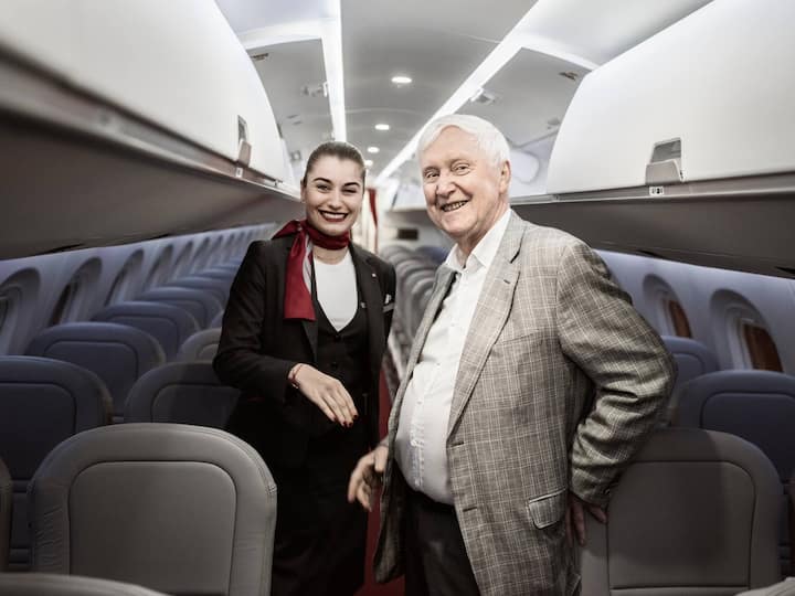 Martin Ebner waehrend eines Fluges zwischen Zuerich Kloten und Bremen mit einem neuen Flugzeug des Types Embraer E190-E2 der Helvetic Airways, am Freitag 8. November 2019.Bild: Michael Buholzer