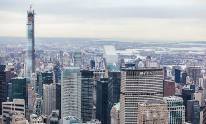 Der «432 Park» ist mit 426 Meterns das höchste, teuerste und luxuriöseste Wohnhaus der Welt. Der Bau soll 1,3 Milliarden Dollar verschlungen haben. Die günstigsten Appartements sind ab sieben Millionen Dollar zu haben – das teuerste Penthouse kostet 95 Millionen Dollar. 
Arild Finne Nybø/Flickr/CC