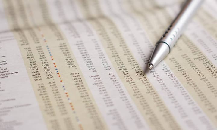 Ruhe bewahrenWer seine Obligationen für solide, langfristige Investments hält, sollte sich auch von starken Schwankungen nicht verunsichern lassen. Die Marktpreise spiegeln in Krisenzeiten nicht den wahren Wert wider. Solange eine Pleite des Emittenten kein Thema ist, besteht kein Grund zur Sorge, dass man die Zinsen und am Ende das Kapital nicht zurückerhält.Bilder: Keystone/Pixabay