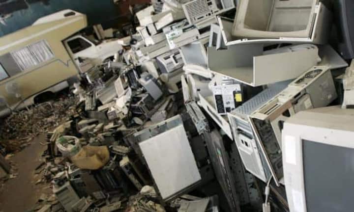 Platz 3: Christoph Büchel 2014 noch auf Platz fünf, belegt Christoph Büchel 2015 den dritten Rang. In seiner Kunst beschäftigt sich Büchel hauptsächlich mit Rauminstallationen, die oft zu einer aktiven Beteiligung der Besucher auffordern. Das Bild zeigt Büchels Installation «Unplugged/ Simply Botiful», ausgestellt im Jahr 2006/2007 bei Hauser & Wirth in Zürich. Preispanne: ca. 5000 - 350'000 Franken