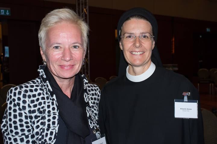 Alice Sachova, CMO De Sede AG; Priorin Irene, Kloster Fahr