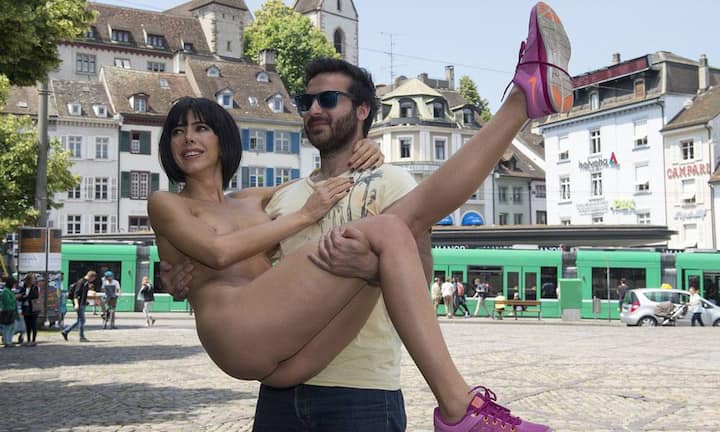 Nicht fehlen an der Art Basel darf natürlich auch die Performance-Künstlerin Milo Moire. Hier bei ihrer Performace «Naked Selfies» am Barfüsserplatz in Basel.