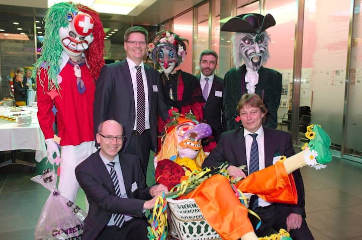 Die Gastgeber von der Credit Suisse in Fasnachts-Dekoration: Jürg Wyssmann, Firmenkundenberater; Christian Elsässer, Teamleiter Firmenkunden; Lucas Preiswerk; Bernhard Fischer, Regionalleiter KMU Nordschweiz