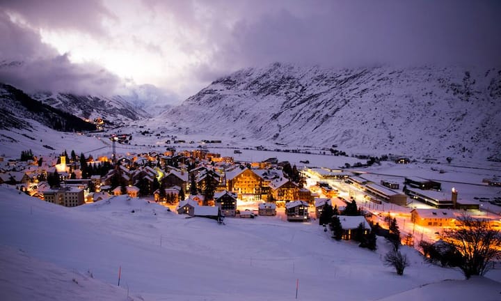 Im Tourismusresort in Andermatt sind bislang 345 Millionen Franken investiert und Wohneinheiten im Wert von 275 Millionen Franken verkauft oder reserviert worden. (Bilder: Keystone/ZVG)