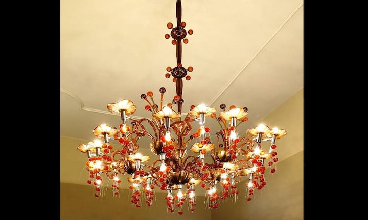 Durch die spezielle Anfertigung der Kronleuchter ...