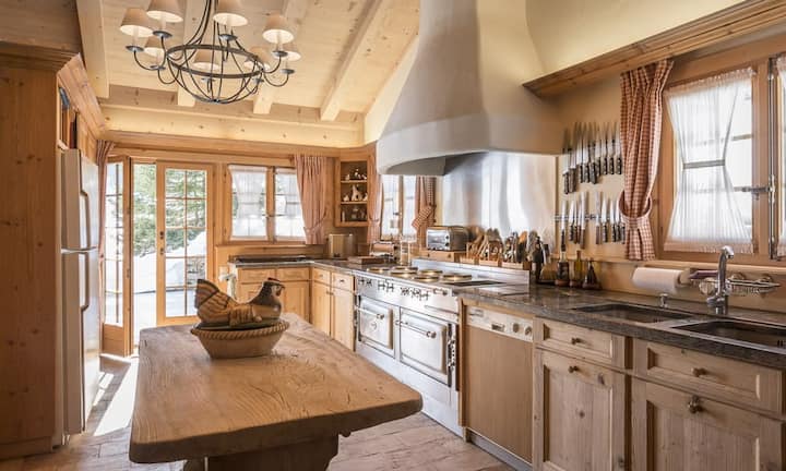 Die modern eingerichtete Küche lässt keine Wünsche offen. Die zubereiteten Köstlichkeiten kommen im ...