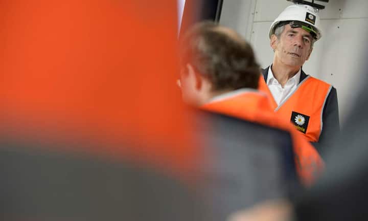 Während des Kampfes um die Übernahme durch Viktor Vekselberg schloss er Freundschaften mit Implenia-Chef Anton Affentranger und...