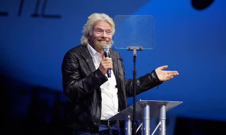 Richard Branson spielt SchachBranson ist bekannt für seine abenteuerliche Seite. Aber eines seiner Lieblingshobbys ist wohl eher eine mentale Aktivität. «Ich denke, Schach ist vielleicht das beste Spiel der Welt», schreibt er auf dem Virgin-Blog. Branson sagt, er hat wahrscheinlich tausende Spiele in seinem Leben gespielt und er erzählte dem «Telegraph», dass er Nachmittage auf Necker Island immer am Strand verbringt und oft Schach spielt.