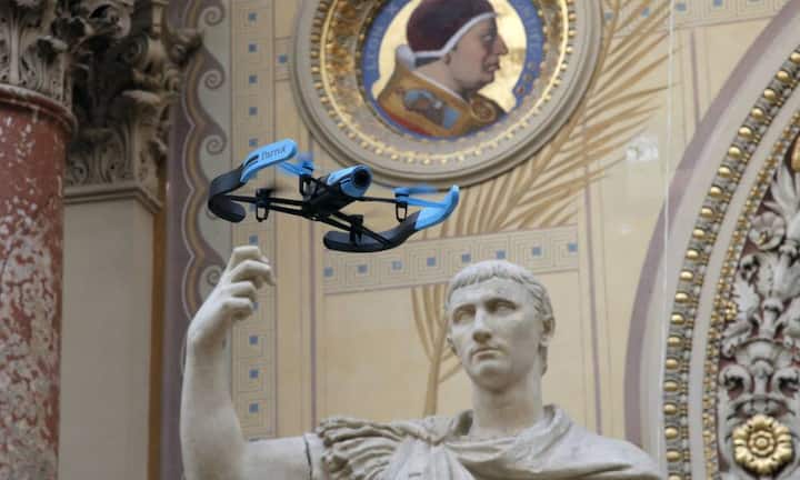 Drohnen statt Autos auf den Champs-Élysées: Paris hat den kleinen Fluggeräten erstmals ein eigenes Festival gewidmet.