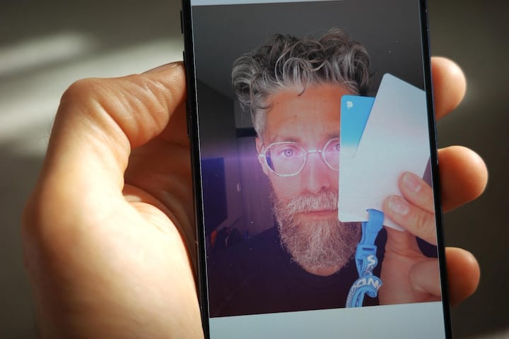 Markieren, antippen, weg: Mit Clean Up entfernt das iPhone Objekte aus dem Bild. Blick-Digitalredaktor Tobias Bolzern testete die neuen KI-Funktionen an eigenen Bildern.