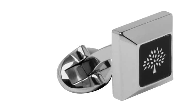 Elegant: Mulberry Diese silbernen Manschettenknöpfe aus schwarzer Emaille haben das Maulbeerbaum-Logo und eine quadratische, elegante Form. Highlight:. Preis 200 Franken