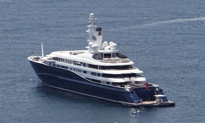 Platz 13: Al Mirqab — 133 Meter Die Al Mirqab gewann im Jahr 2009 einen Preis bei den «World Superyacht Awards» und überzeugt mit einer Geschwindigkeit von bis zu 20 Knoten. Gerd Fahrenhorst/Wikimedia/CC