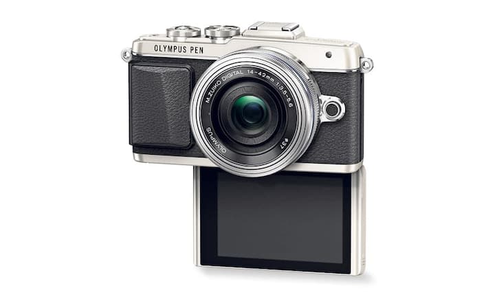 Das neue Modell von Olympus hat einen Touchscreen, der sich neigen und umklappen lässt. So können auch Selfies gemacht werden: Das Objektiv wechselt dann automatisch zum Weitwinkel, und der Bildschirm bietet einen Auslöseknopf. Die Kamera kann über das Smartphone bedient werden, hat aber keinen Blitz eingebaut. Olympus PEN E-PL7 499 Franken (Gehäuse)