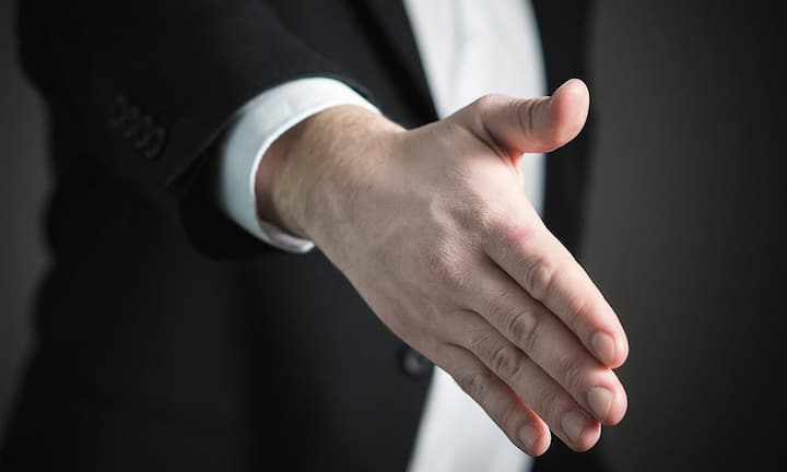 3. Sie haben Spielraum beim Gehalt
Wenn Bewerber es geschafft und ein Jobangebot bekommen haben, sollten sie nicht direkt allen Punkten freudig zustimmen. Gerade wenn es um das Gehalt geht, gibt es jede Menge Spielraum, so DiDonato. Oft könnte man noch etwas aushandeln. Sonst gibt es auch noch Extras wie einen Einstiegs- oder Standortwechselbonus.