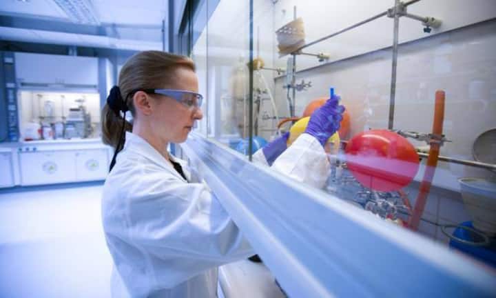 Am stärksten aller SPI-Titel legte in diesem Jahr Santhera Pharma zu. Im Mai startete das Unternehmen an der Börse bei 3,75 Franken. Heute ist der Titel über 90 Franken wert – ein Plus von über 2300 Prozent. Mitausschlaggebend für die riesigen Kurssprünge waren vor allem positive Studienresultate des Pharmakonzerns.Bilder: Keystone